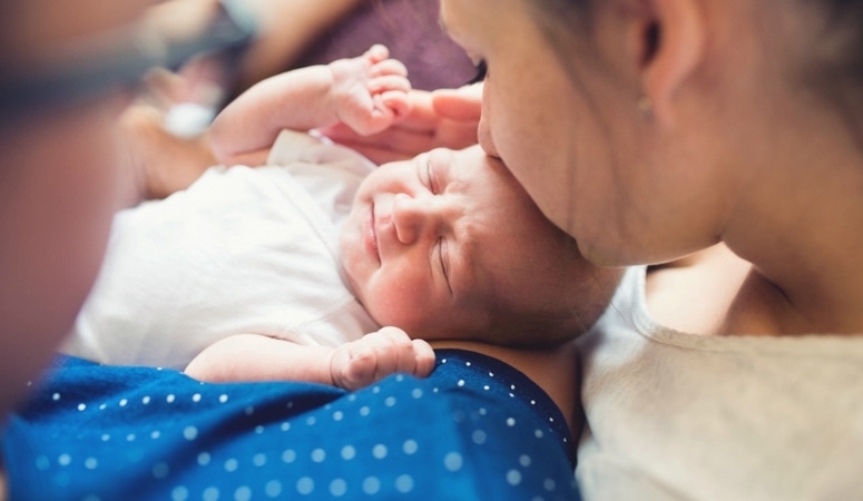 How to get dad to help with new baby. Being a new mom is rough, sometimes our partner doesn't understand how they can help us. Husband to help mom.