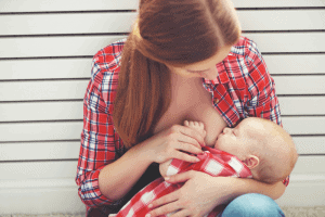 Postpartum snacks to lose the baby weight while boosting your milk supply. Delicious snacks for breastfeeding moms!